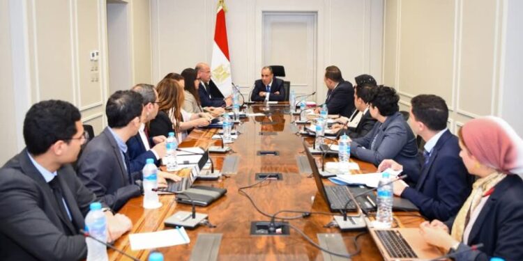 وزير الخارجية والهجرة يلتقي بقطاع الأمريكتين بالوزارة