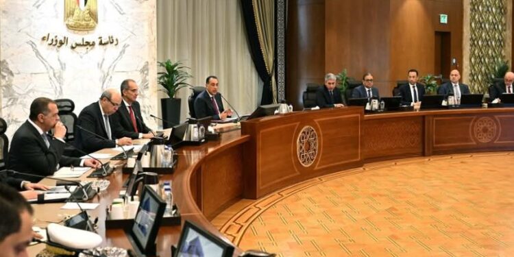 رئيس الوزراء يتابع خطوات تيسير إجراءات دخول السائحين بالمطارات والمنافذ المختلفة