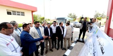 وزير الإسكان ومحافظ الشرقية يواصلان جولتهما بتفقد محطة تنقية مياه الشرب “كفر الصعيدي بمنيا القمح”