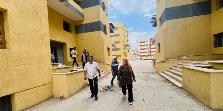 مسئولو” الإسكان” يتفقدون أعمال التطوير بمنطقة أرض مطار إمبابة