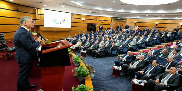 وزير البترول والثروة المعدنية يعقد اجتماعًا مع رؤساء شركات القطاع وكوادرها التنفيذية