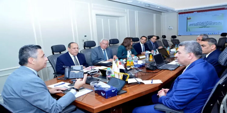 وزير التموين يجتمع مع رئيس مجلس إدارة شركة قها للأغذية المحفوظة لمتابعة خطط دعم السوق