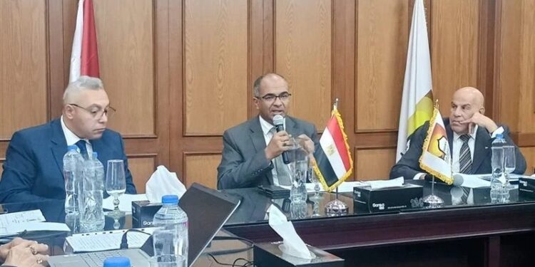 نائب وزير الإسكان يعقد اجتماعاً موسعاً مع اللجنة التنسيقية العليا لتحديث منظومة أكواد مياه الشرب والصرف الصحي