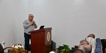 وزير الري يلتقي بالمهندسين العاملين بهيئة السد العالى