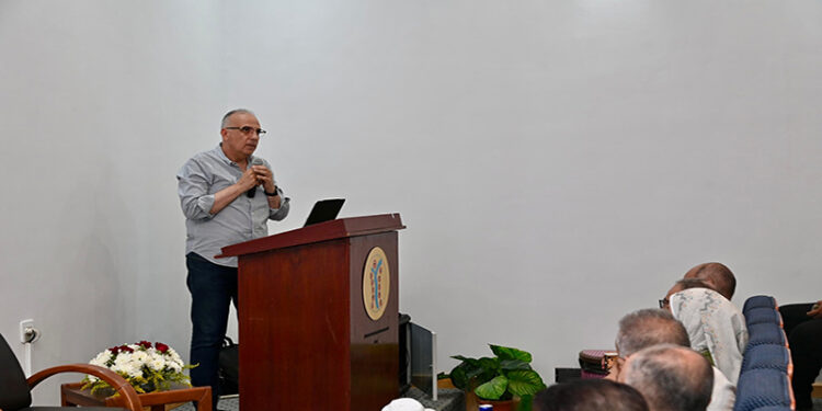 وزير الري يلتقي بالمهندسين العاملين بهيئة السد العالى