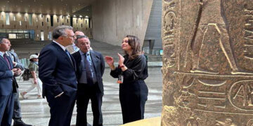 المتحف المصري الكبير يستقبل كبير مستشاري الرئيس الأمريكي للشؤون العربية والشرق الأوسط