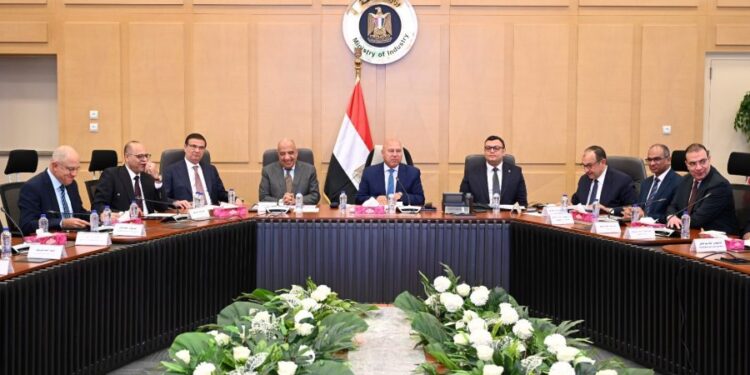الوزير: جهود كبيرة  بذلتها المجموعة الوزارية للتنمية الصناعية خلال العشرة أشهر الماضية للعمل على النهوض بالصناعة المصرية