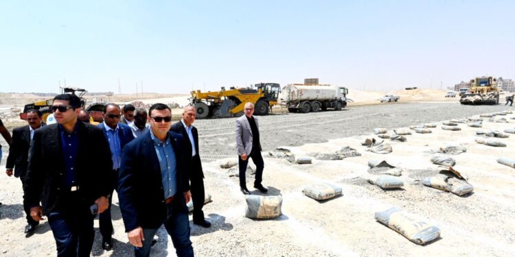 في جولة مفاجئة.. وزير الإسكان يتفقد المحاور والطرق الرئيسية بالعاصمة الإدارية والقاهرة الجديدة
