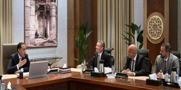 رئيس الوزراء يستقبل نائب رئيس شركة “إكسون موبيل” العالمية لشئون الاستكشاف