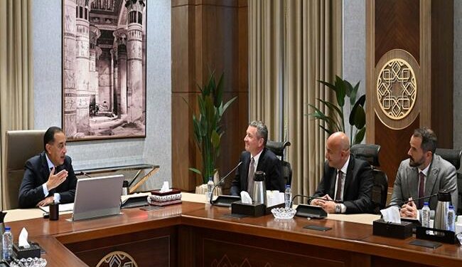 رئيس الوزراء يستقبل نائب رئيس شركة “إكسون موبيل” العالمية لشئون الاستكشاف