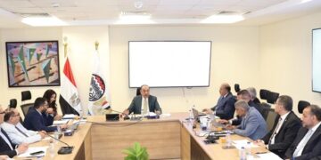 وزير قطاع الأعمال العام يعقد اجتماعًا موسعًا مع رؤساء شركات الأدوية التابعة لاستعراض مؤشرات الأداء