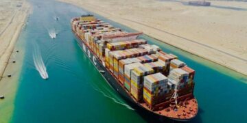 قناة السويس تبدأ منح تخفيضات 15% على عبور السفن العملاقة لمدة 90 يومًا