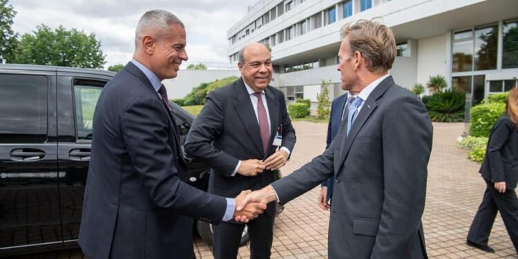 وزير الطيران ورئيس القابضة لمصر للطيران يزورا المقر الرئيسي لشركة إيرباص بفرنسا