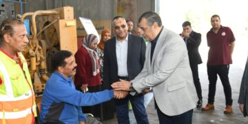 وزير الدولة للإنتاج الحربي يفاجيء شركة حلوان لمحركات الديزل (مصنع 909 الحربي)