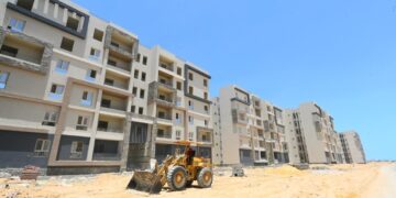 وزير الإسكان يتفقد مشروع M8 by the lake وأعمال البحيرات والطرق وبوابات “مارينا الساحل الشمالي”