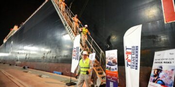 وزير البترول يشهد وصول سفينة جديدة لاعادة تغييز الغاز الطبيعي المسال المستورد بميناء الإسكندرية