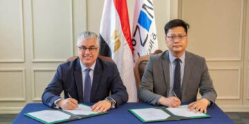 رئيس اقتصادية قناة السويس يوقع عقد مشروع شركة “جي إس جلوبال سورسينج” الصينية لصناعة الملابس الجاهزة