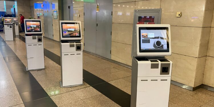 خدمات يقدمها مطار القاهرة..25 جهاز لإنهاء إجراءات السفر ذاتيا بمطار القاهرة الدولي
