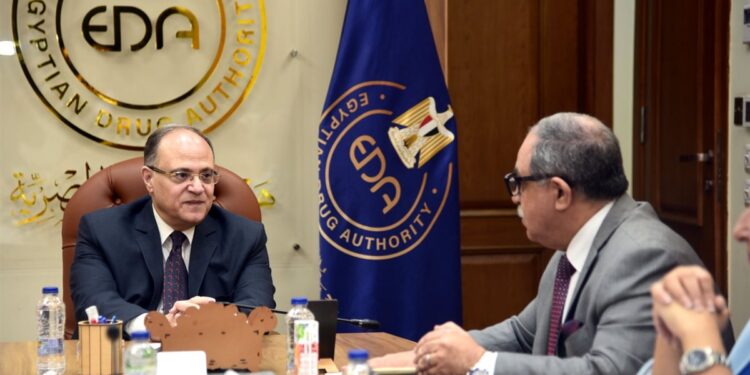 رئيس هيئة الدواء المصرية يستقبل وفد الشركة القابضة للقاحات «فاكسيرا»
