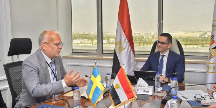 وزير الاستثمار يلتقي السفير السويدي بالقاهرة لبحث سبل تعزيز العلاقات الاقتصادية بين البلدين