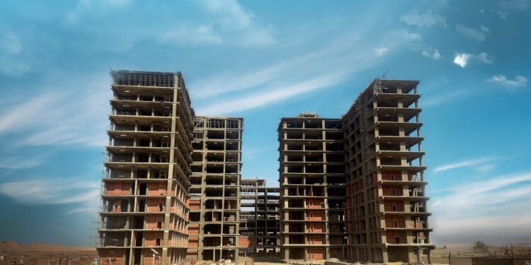 هادى حمدى : الاستعداد للتعاقد على الواجهات الخارجية بمشروعى Uni Tower” ” والالتزام بتنفيذ المشروعات أهم الأولويات