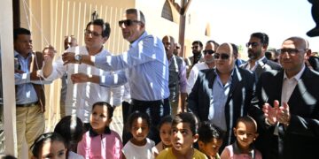 وزير الثقافة ومحافظ أسوان يفتتحان قصر ثقافة أبو سمبل الجديد