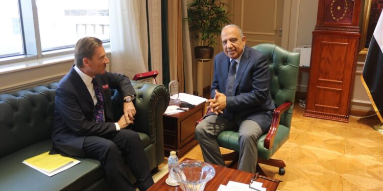 وزير الكهرباء يستقبل سفير سويسرا بالقاهرة لبحث سبل دعم وتعزيز التعاون والشراكة