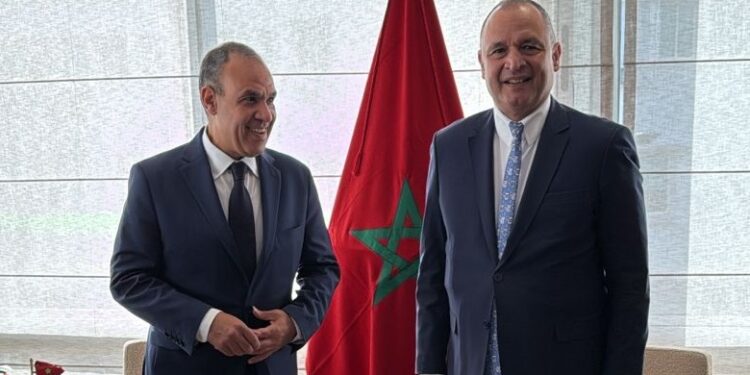 لقاء وزير الخارجية والهجرة مع وزير الصناعة والتجارة المغربي في الرباط