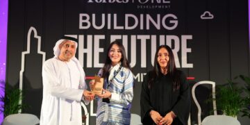 تكريم نور مرشدي خلال قمة فوربس ” بناء المستقبل ” تقديراً لإسهاماتها بالقطاع العقاري