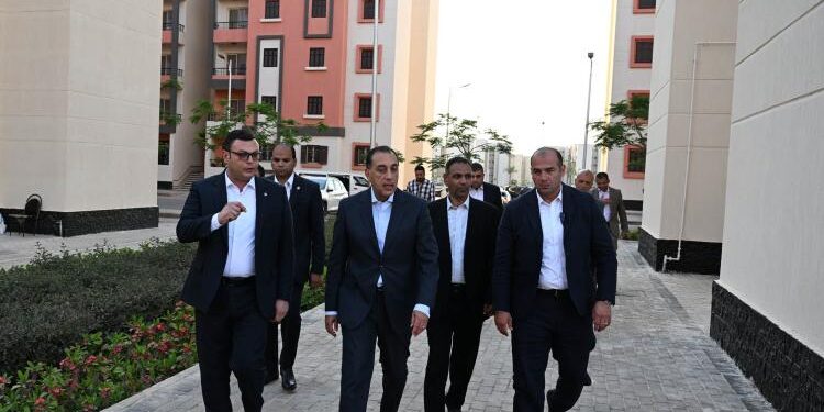 رئيس الوزراء يتفقد عددا من المشروعات الجاري تنفيذها بحدائق العاصمة