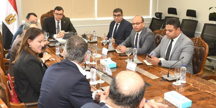 وزير الإسكان يلتقي ممثل شركة The Bench العالمية لبحث التعاون المشترك بشأن جذب المستثمرين في مجال الفندقة