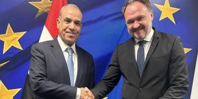 وزير الخارجية والهجرة يلتقى مع المفوض الأوروبي للطاقة والإسكان