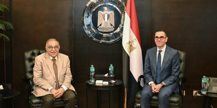 وزير الاستثمار والتجارة الخارجية يتسلم تجديد شهادة المواصفة القياسية الدولية لنظام إدارة المؤسسات التدريبية