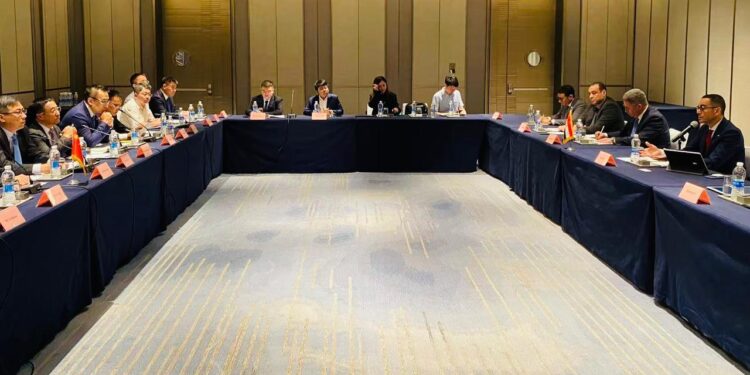 وزير الاستثمار والتجارة الخارجية يشارك بفعاليات المائدة المستديرة بمدينة تيانجين الصينية