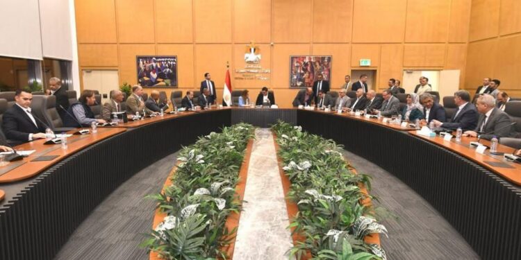 وزير الإسكان يعقد اجتماعه الدوري مع عدد من أعضاء مجلسي “النواب والشيوخ”