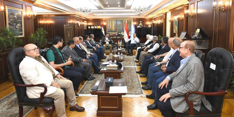 وزير الإسكان ومحافظ الإسكندرية يعقدان اجتماعًا لمتابعة ملفات العمل والمشروعات المشتركة