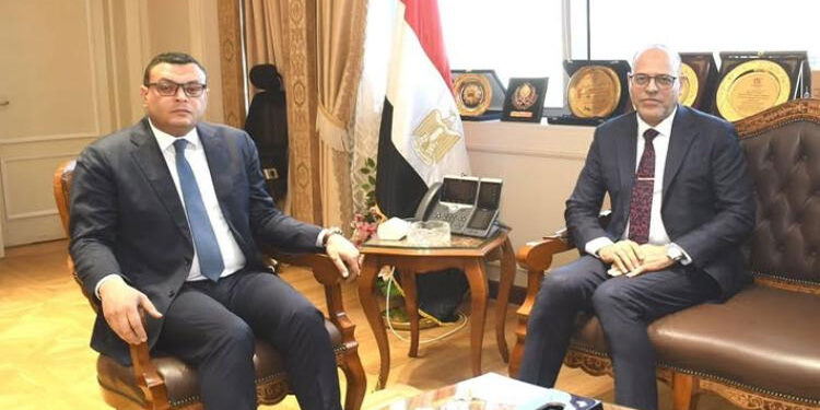 وزيرا الإسكان والعمل يبحثان التعاون المشترك في مجال تدريب العمالة