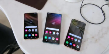 سامسونج تواصل إنتاج هواتف متشابهة لأسواق مختلفة