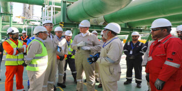 وزير البترول خلال تفقده المراحل النهائية لأعمال تجهيزات سفينة التغييز “Energos Eskimo”