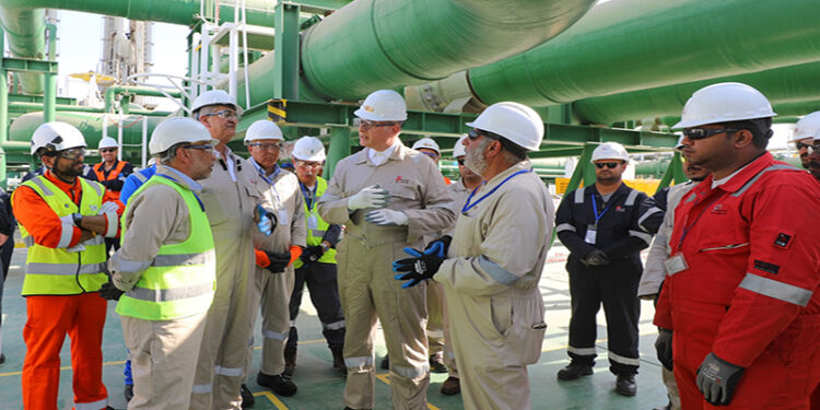 وزير البترول خلال تفقده المراحل النهائية لأعمال تجهيزات سفينة التغييز “Energos Eskimo”