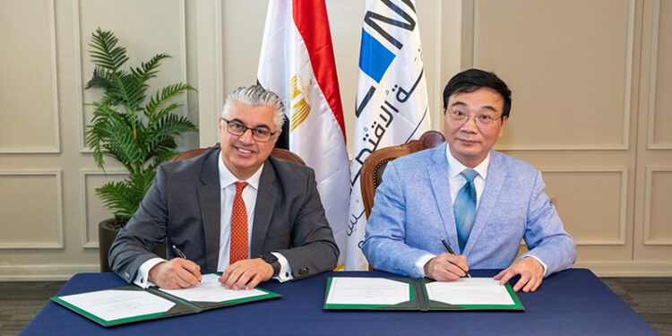 رئيس اقتصادية قناة السويس يوقع عقد مشروع شركة “كومفلى هونج كونج” الصينية