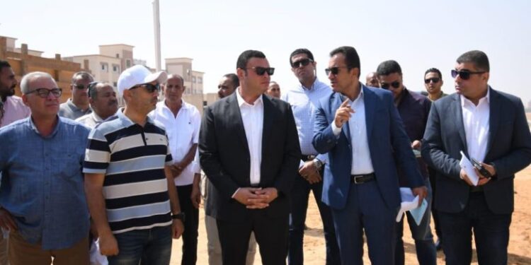 وزير الإسكان يبدأ جولة تفقدية بالعاشر من رمضان ويتفقد الطرق والمحاور ومشروع ديارنا السكني بالمدينة