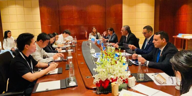 وزير الاستثمار والتجارة الخارجية يشارك بفعاليات المائدة المستديرة لقطاعي التعدين والبتروكيماويات