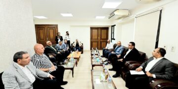 وزير الإسكان ومحافظ المنيا يعقدان اجتماعا مع نواب البرلمان عن المحافظة