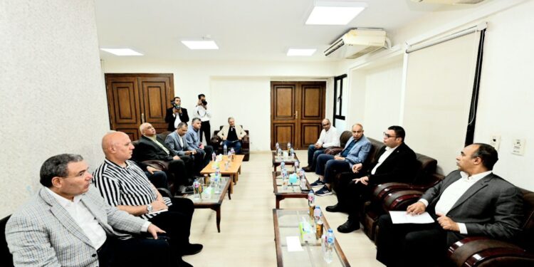 وزير الإسكان ومحافظ المنيا يعقدان اجتماعا مع نواب البرلمان عن المحافظة