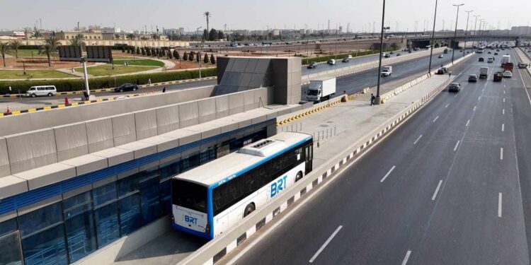 النقل: اليوم بدء التشغيل التجريبي بجمهور الركاب للمرحلة الأولى من مشروع الأتوبيس الترددي