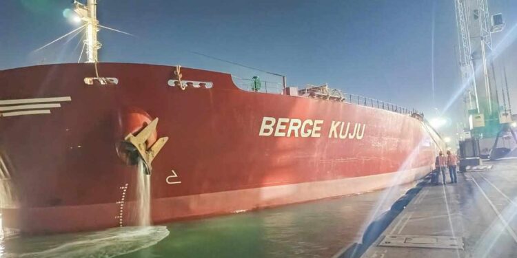 ميناء السخنة يستقبل أكبر سفينة صب جاف منذ إنشائه