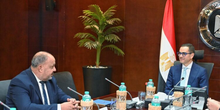 وزير الاستثمار والتجارة الخارجية يبحث مع ممثلي قطاع القطن سبل دعم الزراعة والتصدير وتعزيز المنظومة الوطنية للقطن