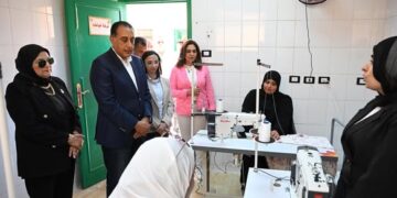 رئيس الوزراء يتفقد قافلة خدمية تقدم خدمات متنوعة لمواطني قرية “زاوية صقر” بمركز أبو المطامير