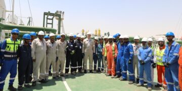 وزير البترول يتفقد تجهيزات سفينة التغييز “Energos Eskimo” بميناء العين السخنة